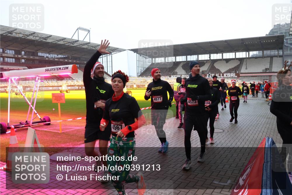 07.12.2025 - St. Pauli X-Mass-Run No. 15 Luisa Fischer http://msf.ph/oto/9391213 07.12.2025 11:05:20 Ziel 4567, 4572, 4577, 4562, 4573, 568, 33, 117, 128, 200, 201, 361, 395, 889, 1152, 1212, 1411, 1630, 1643, 2791, 2919, 3719, 4561, 4562, 4563, 4565, 4566, 4567, 4568, 4569, 4570, 4571, 4572, 4573, 4575, 4576, 4577, 4578 meine-sportfotos.de