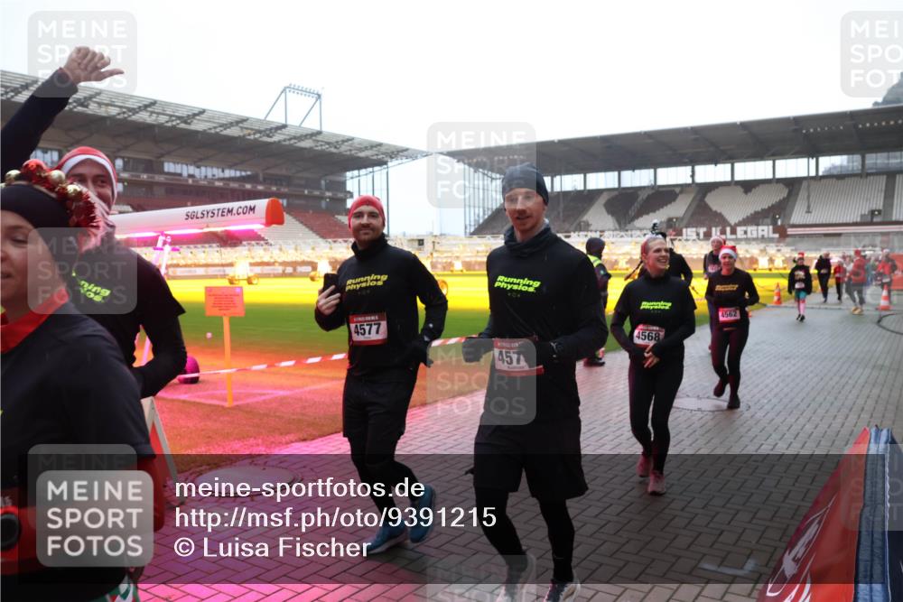 07.12.2025 - St. Pauli X-Mass-Run No. 15 Luisa Fischer http://msf.ph/oto/9391215 07.12.2025 11:05:21 Ziel 0, 4577, 04, 457, 4562, 4568, 33, 117, 128, 200, 201, 361, 395, 889, 1152, 1212, 1411, 1630, 1643, 2791, 2919, 3719, 4561, 4562, 4563, 4565, 4566, 4567, 4568, 4569, 4570, 4571, 4572, 4573, 4575, 4576, 4577, 4578 meine-sportfotos.de