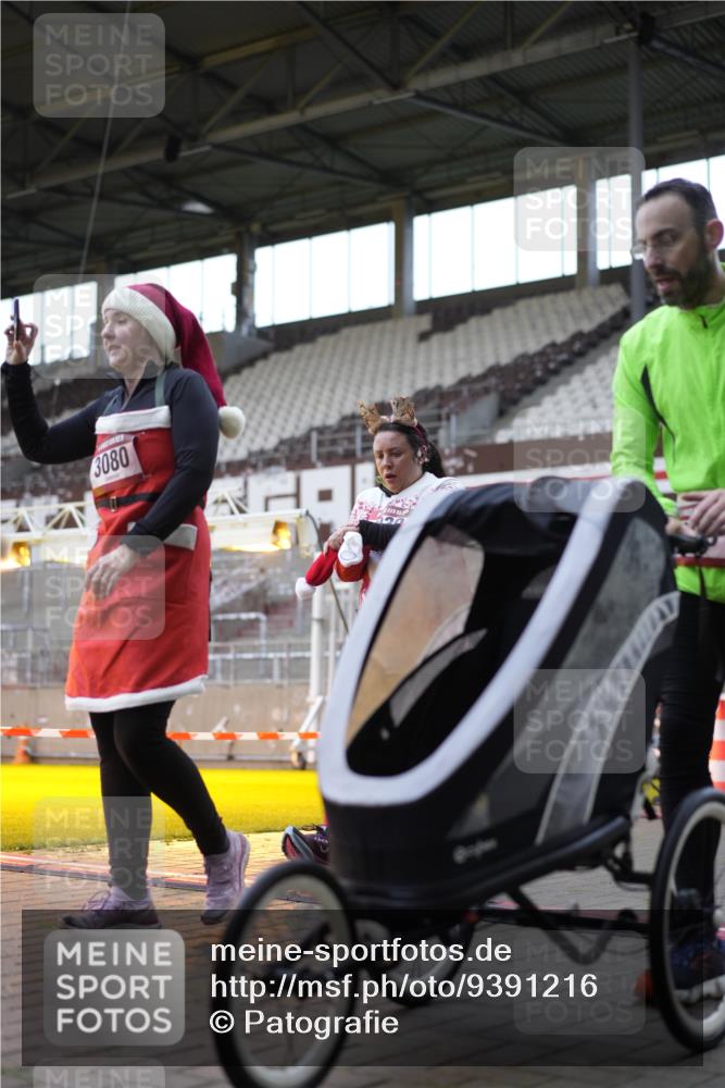 07.12.2025 - St. Pauli X-Mass-Run No. 15 Patografie http://msf.ph/oto/9391216 07.12.2025 10:29:27 Ziel 450, 458, 1039, 1198, 1201, 1204, 1209, 1373, 1548, 1550, 1677, 1842, 2001, 3080, 3115, 3468, 3469, 3470, 4007, 4009, 4126, 4264, 4266, 4293, 4296, 4440, 4531, 4695 meine-sportfotos.de