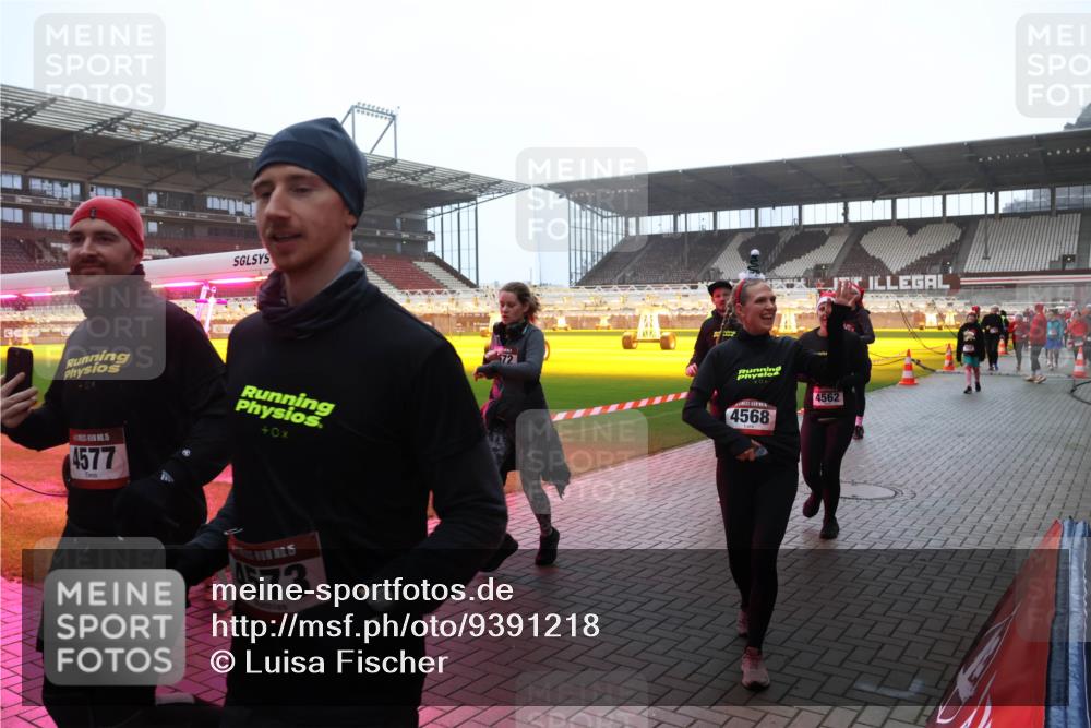 07.12.2025 - St. Pauli X-Mass-Run No. 15 Luisa Fischer http://msf.ph/oto/9391218 07.12.2025 11:05:21 Ziel 0, 4577, 0, 4568, 4562, 15, 4573, 33, 117, 128, 200, 201, 361, 395, 889, 1152, 1212, 1411, 1630, 1643, 2791, 2919, 3719, 4561, 4562, 4563, 4565, 4566, 4567, 4568, 4569, 4570, 4571, 4572, 4573, 4575, 4576, 4577, 4578 meine-sportfotos.de
