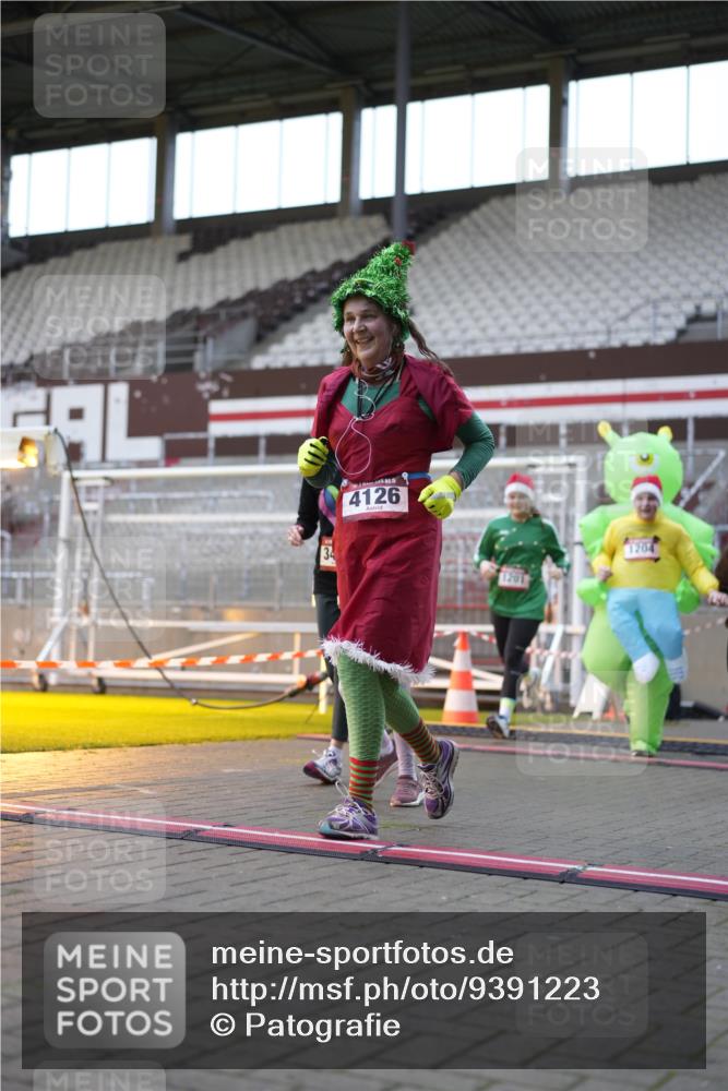 07.12.2025 - St. Pauli X-Mass-Run No. 15 Patografie http://msf.ph/oto/9391223 07.12.2025 10:29:30 Ziel 450, 458, 1039, 1198, 1201, 1204, 1209, 1373, 1550, 1842, 2001, 3080, 3115, 3468, 3469, 3470, 4007, 4009, 4126, 4264, 4266, 4293, 4296, 4440, 4472, 4476, 4531, 4695 meine-sportfotos.de
