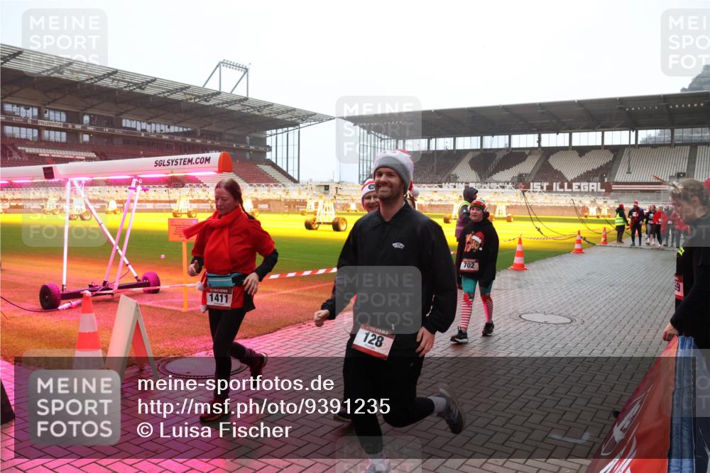 07.12.2025 - St. Pauli X-Mass-Run No. 15 Luisa Fischer http://msf.ph/oto/9391235 07.12.2025 11:05:32 Ziel 1411, 5, 128, 702, 33, 117, 128, 200, 201, 434, 889, 1152, 1212, 1311, 1411, 1492, 1600, 1630, 2791, 2919, 3719, 4561, 4562, 4563, 4565, 4566, 4567, 4568, 4569, 4570, 4571, 4572, 4573, 4575, 4576, 4577, 4578 meine-sportfotos.de