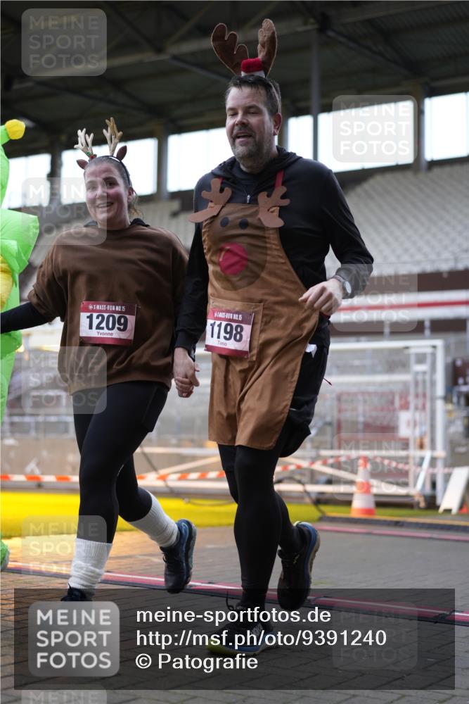07.12.2025 - St. Pauli X-Mass-Run No. 15 Patografie http://msf.ph/oto/9391240 07.12.2025 10:29:32 Ziel 450, 458, 1039, 1198, 1201, 1204, 1209, 1373, 2001, 2878, 3080, 3468, 3469, 3470, 3516, 4007, 4009, 4126, 4264, 4266, 4293, 4296, 4440, 4472, 4476, 4531, 4695 meine-sportfotos.de