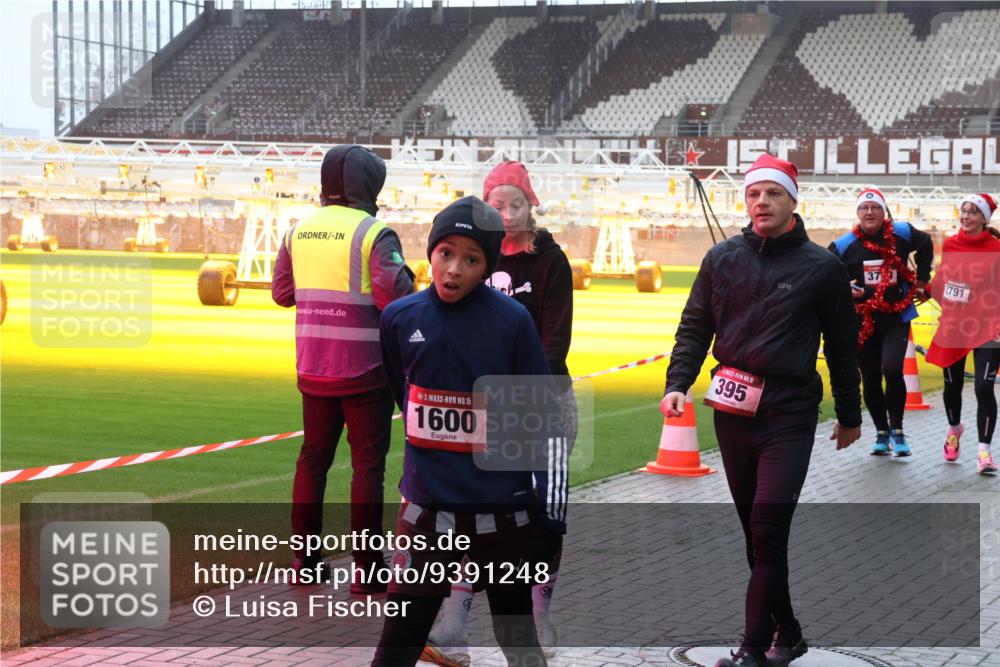 07.12.2025 - St. Pauli X-Mass-Run No. 15 Luisa Fischer http://msf.ph/oto/9391248 07.12.2025 11:05:45 Ziel 15, 1600, 15, 395, 37, 2791, 117, 128, 199, 200, 201, 434, 831, 889, 1046, 1049, 1152, 1212, 1311, 1411, 1492, 1600, 1630, 1840, 1841, 2006, 2884, 4562, 4572, 4575 meine-sportfotos.de