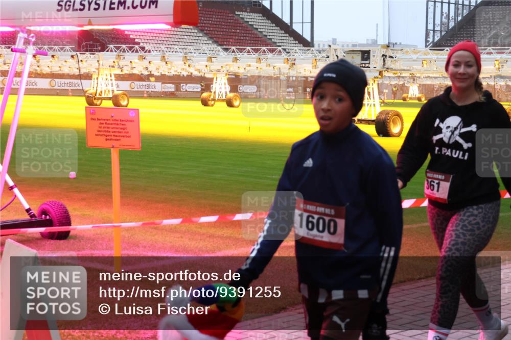 07.12.2025 - St. Pauli X-Mass-Run No. 15 Luisa Fischer http://msf.ph/oto/9391255 07.12.2025 11:05:47 Ziel 0, 1600, 361, 117, 128, 199, 200, 201, 434, 831, 889, 1046, 1049, 1152, 1212, 1311, 1411, 1492, 1600, 1630, 1840, 1841, 2006, 2884 meine-sportfotos.de