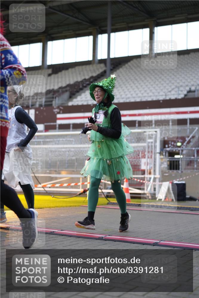 07.12.2025 - St. Pauli X-Mass-Run No. 15 Patografie http://msf.ph/oto/9391281 07.12.2025 10:29:43 Ziel 10, 423, 426, 1090, 1091, 1198, 1201, 1204, 1209, 1669, 2878, 3468, 3469, 3494, 3497, 3516, 3517, 4126, 4472, 4476, 4534, 4546 meine-sportfotos.de