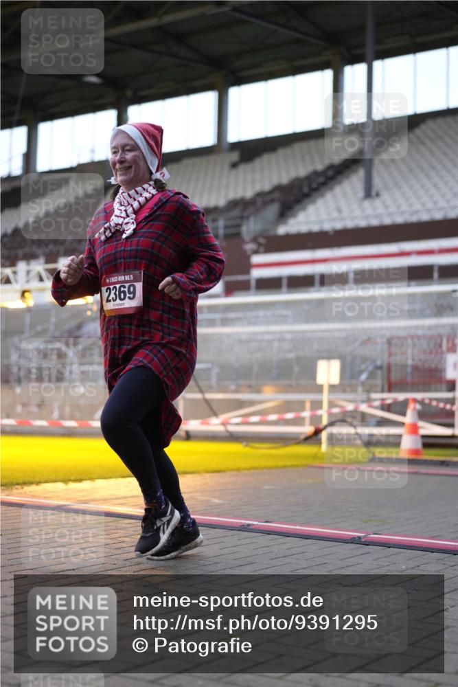 07.12.2025 - St. Pauli X-Mass-Run No. 15 Patografie http://msf.ph/oto/9391295 07.12.2025 10:30:00 Ziel 2369, 4533, 4534, 4546 meine-sportfotos.de