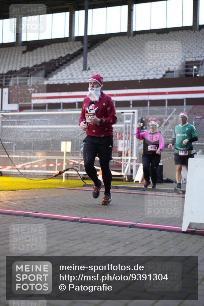 07.12.2025 - St. Pauli X-Mass-Run No. 15 Patografie http://msf.ph/oto/9391304 07.12.2025 10:30:37 Ziel 608, 1698, 1700, 2537, 3936, 3940, 4845, 4847 meine-sportfotos.de