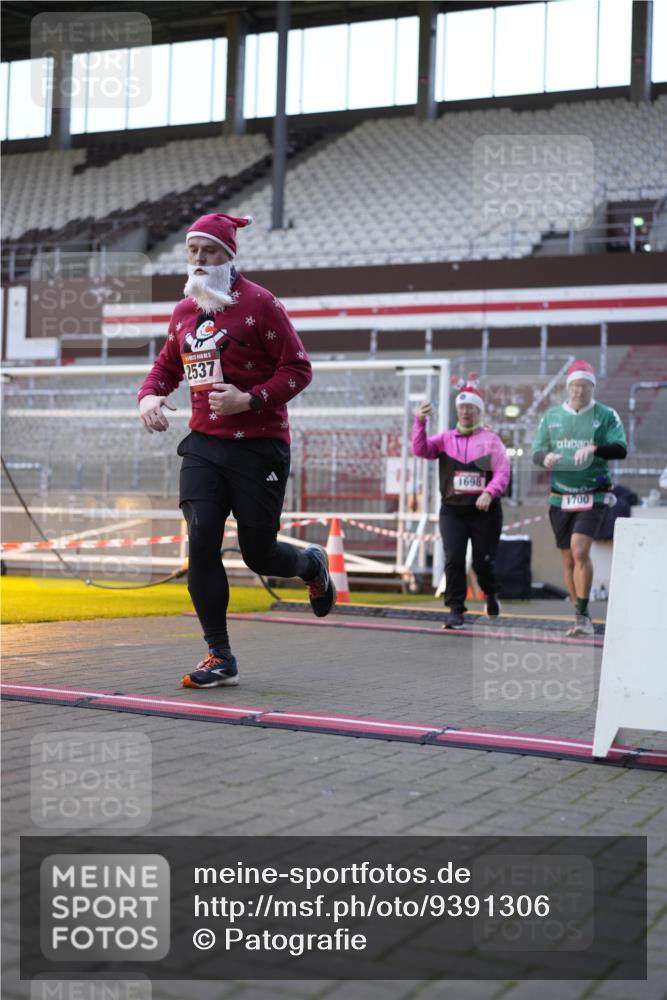 07.12.2025 - St. Pauli X-Mass-Run No. 15 Patografie http://msf.ph/oto/9391306 07.12.2025 10:30:37 Ziel 608, 1698, 1700, 2537, 3936, 3940, 4845, 4847 meine-sportfotos.de