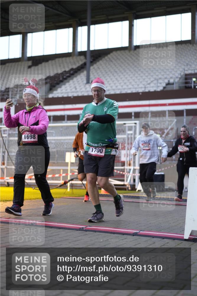 07.12.2025 - St. Pauli X-Mass-Run No. 15 Patografie http://msf.ph/oto/9391310 07.12.2025 10:30:39 Ziel 594, 601, 608, 1698, 1700, 2537, 3936, 3940, 3986, 4845, 4847 meine-sportfotos.de