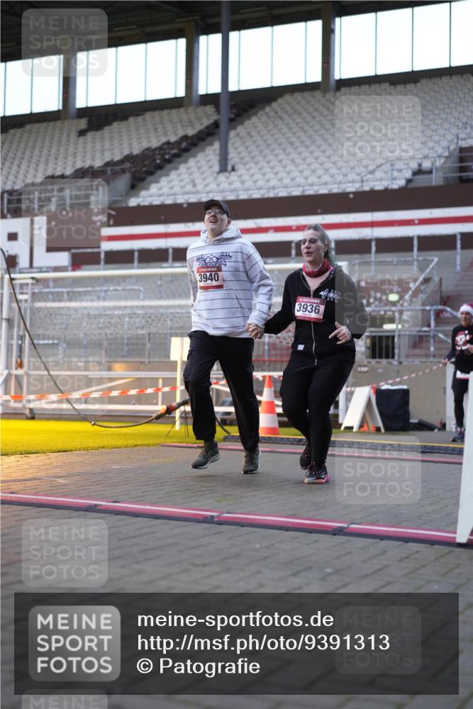 07.12.2025 - St. Pauli X-Mass-Run No. 15 Patografie http://msf.ph/oto/9391313 07.12.2025 10:30:40 Ziel 594, 601, 608, 1698, 1700, 2537, 3936, 3940, 3982, 3986, 4845, 4847 meine-sportfotos.de