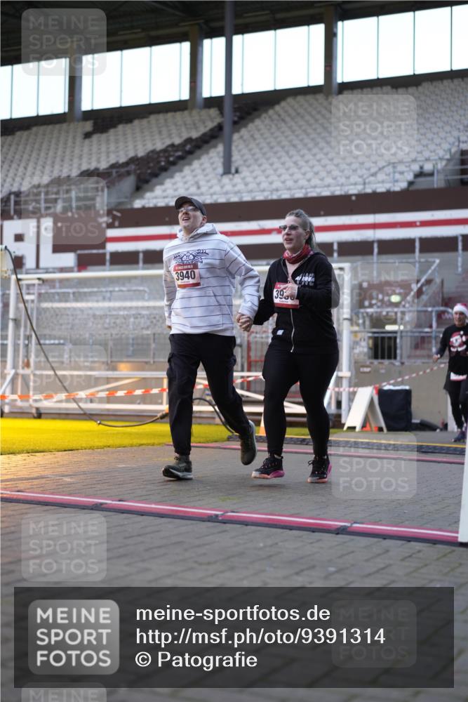 07.12.2025 - St. Pauli X-Mass-Run No. 15 Patografie http://msf.ph/oto/9391314 07.12.2025 10:30:40 Ziel 594, 601, 608, 1698, 1700, 2537, 3936, 3940, 3982, 3986, 4845, 4847 meine-sportfotos.de