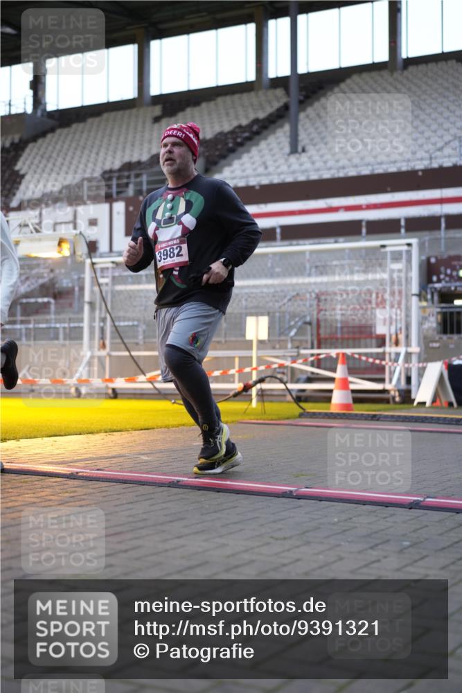 07.12.2025 - St. Pauli X-Mass-Run No. 15 Patografie http://msf.ph/oto/9391321 07.12.2025 10:30:45 Ziel 594, 601, 608, 1698, 1700, 2537, 3936, 3940, 3982, 3986, 4464, 4845, 4847 meine-sportfotos.de