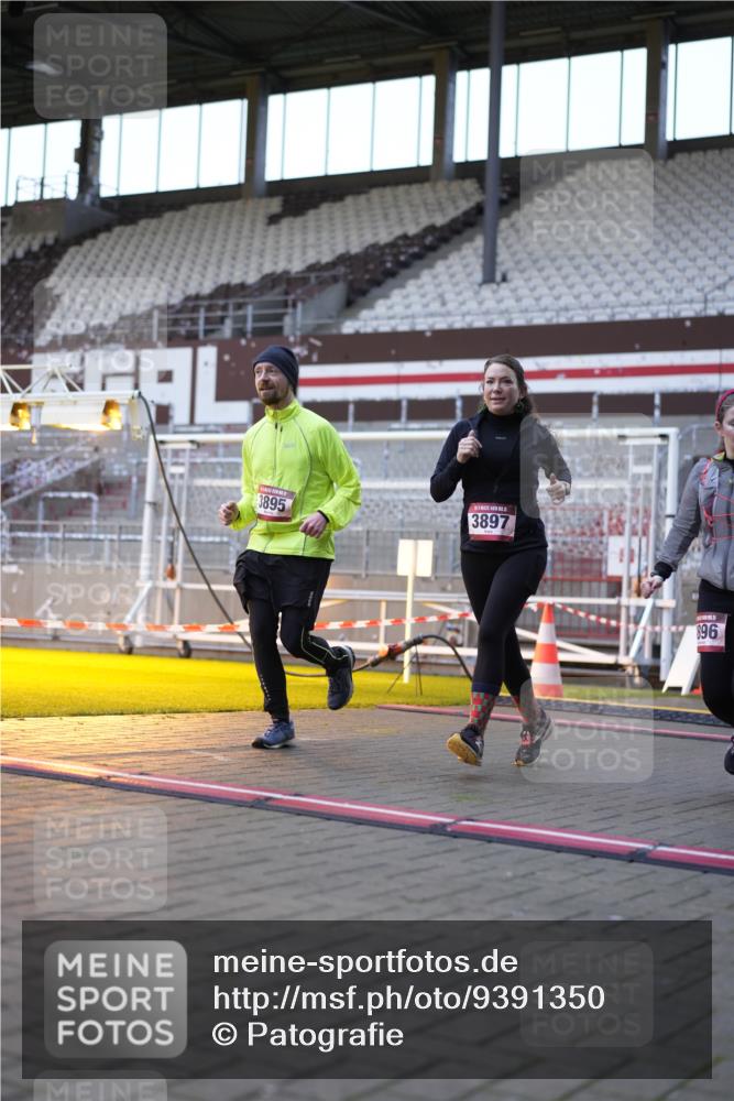 07.12.2025 - St. Pauli X-Mass-Run No. 15 Patografie http://msf.ph/oto/9391350 07.12.2025 10:31:33 Ziel 1818, 2540, 2541, 3895, 3896, 3897, 4412, 4518 meine-sportfotos.de