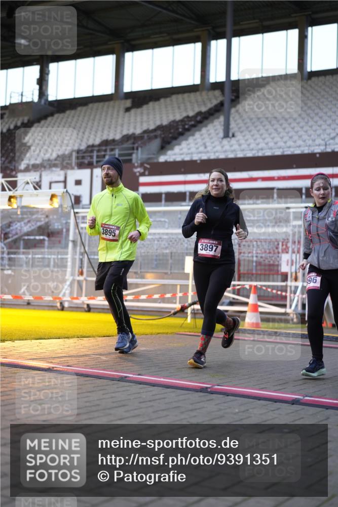 07.12.2025 - St. Pauli X-Mass-Run No. 15 Patografie http://msf.ph/oto/9391351 07.12.2025 10:31:33 Ziel 1818, 2540, 2541, 3895, 3896, 3897, 4412, 4518 meine-sportfotos.de