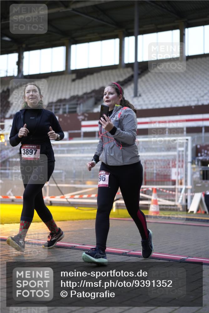 07.12.2025 - St. Pauli X-Mass-Run No. 15 Patografie http://msf.ph/oto/9391352 07.12.2025 10:31:34 Ziel 1818, 2540, 2541, 3895, 3896, 3897, 4412, 4518, 4519, 4520 meine-sportfotos.de