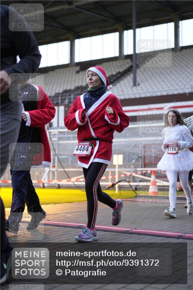 07.12.2025 - St. Pauli X-Mass-Run No. 15 Patografie http://msf.ph/oto/9391372 07.12.2025 10:31:48 Ziel 750, 752, 2352, 2418, 3267, 3716, 3806, 3808, 3895, 3896, 3897, 3969, 4467, 4484, 4495, 4504, 4518, 4519, 4520 meine-sportfotos.de