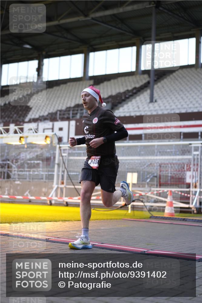 07.12.2025 - St. Pauli X-Mass-Run No. 15 Patografie http://msf.ph/oto/9391402 07.12.2025 10:32:51 Ziel 2486 meine-sportfotos.de