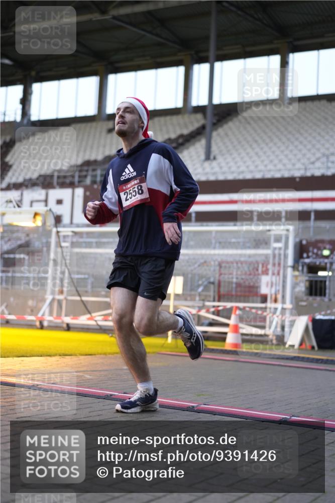 07.12.2025 - St. Pauli X-Mass-Run No. 15 Patografie http://msf.ph/oto/9391426 07.12.2025 10:33:40 Ziel 828, 2065, 2558 meine-sportfotos.de