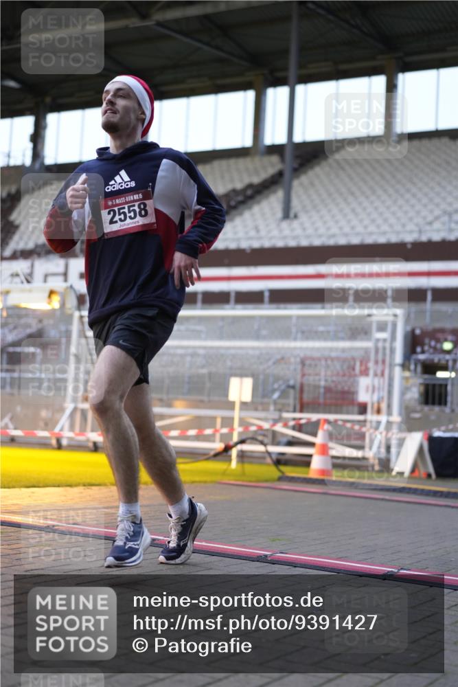 07.12.2025 - St. Pauli X-Mass-Run No. 15 Patografie http://msf.ph/oto/9391427 07.12.2025 10:33:40 Ziel 828, 2065, 2558 meine-sportfotos.de