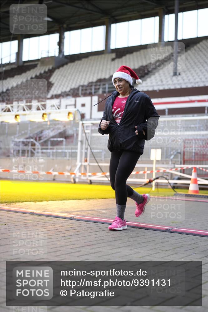 07.12.2025 - St. Pauli X-Mass-Run No. 15 Patografie http://msf.ph/oto/9391431 07.12.2025 10:34:22 Ziel 2212, 2639, 3389, 3390 meine-sportfotos.de