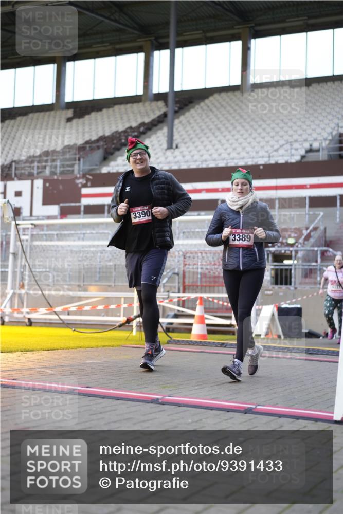 07.12.2025 - St. Pauli X-Mass-Run No. 15 Patografie http://msf.ph/oto/9391433 07.12.2025 10:34:27 Ziel 2212, 2639, 3389, 3390, 4316, 4317, 4336, 4337 meine-sportfotos.de