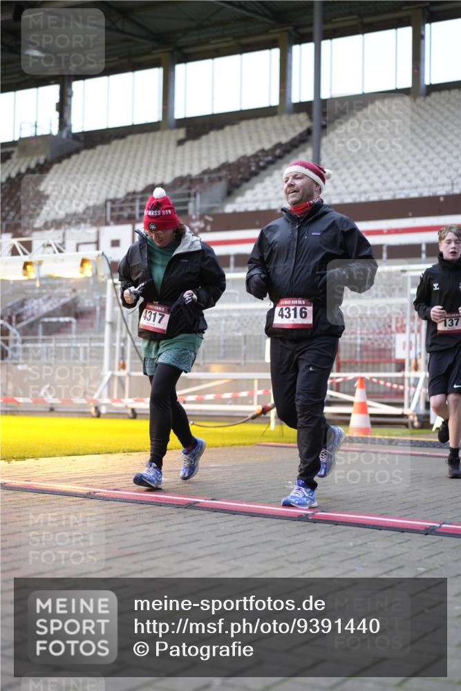 07.12.2025 - St. Pauli X-Mass-Run No. 15 Patografie http://msf.ph/oto/9391440 07.12.2025 10:34:32 Ziel 137, 578, 2212, 2639, 3389, 3390, 4316, 4317, 4336, 4337 meine-sportfotos.de