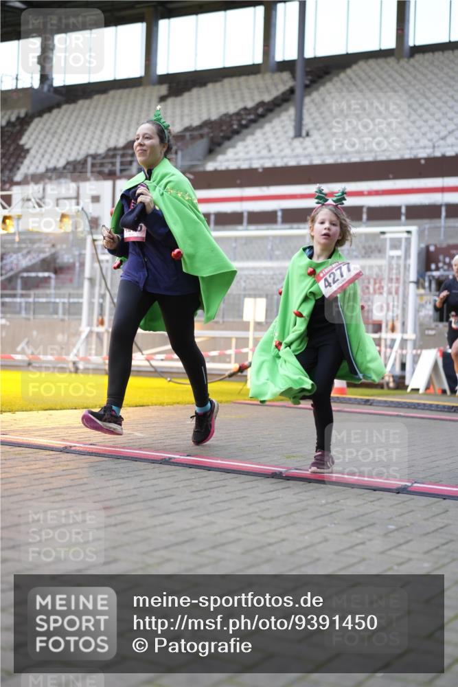 07.12.2025 - St. Pauli X-Mass-Run No. 15 Patografie http://msf.ph/oto/9391450 07.12.2025 10:34:43 Ziel 137, 493, 578, 4276, 4277, 4309, 4310, 4316, 4317, 4336, 4337 meine-sportfotos.de