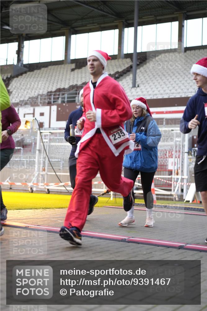 07.12.2025 - St. Pauli X-Mass-Run No. 15 Patografie http://msf.ph/oto/9391467 07.12.2025 10:35:10 Ziel 561, 2353, 2406, 2422, 2857, 2863, 3224, 3721, 4147, 4149, 4443, 4772, 4776, 4778, 4779 meine-sportfotos.de