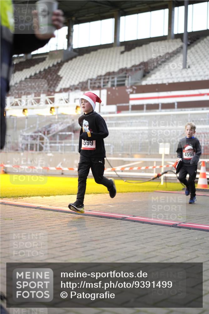 07.12.2025 - St. Pauli X-Mass-Run No. 15 Patografie http://msf.ph/oto/9391499 07.12.2025 10:36:25 Ziel 2948, 3089, 3382, 4200, 4591, 4599 meine-sportfotos.de