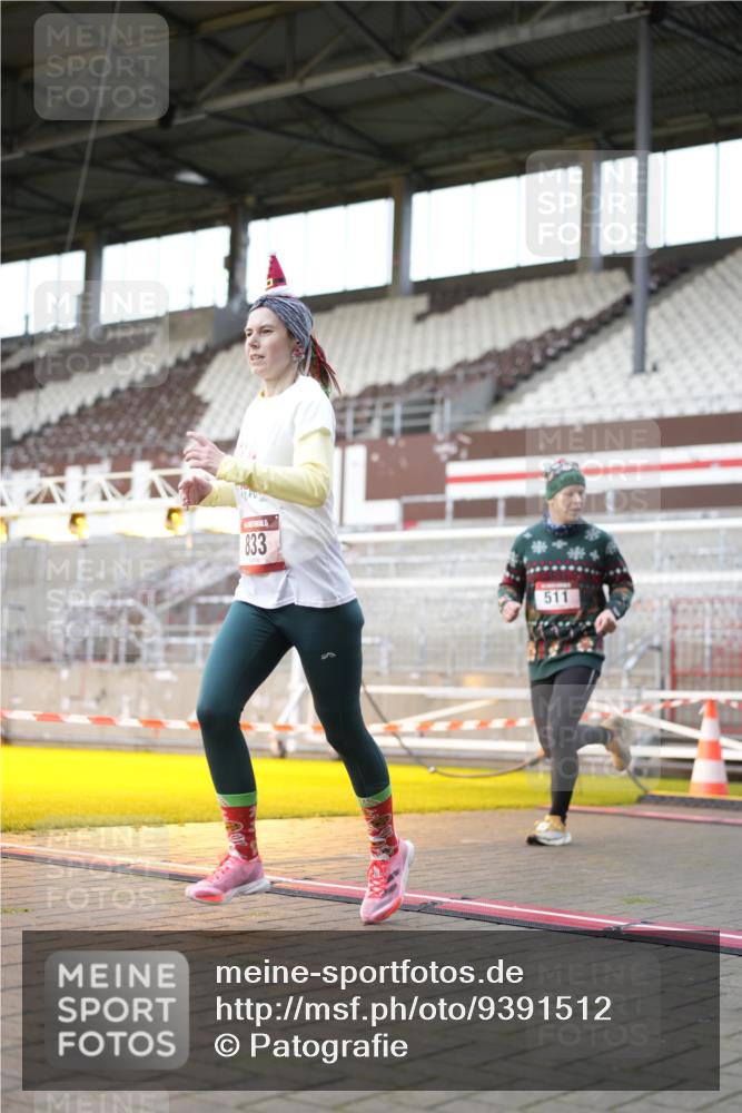 07.12.2025 - St. Pauli X-Mass-Run No. 15 Patografie http://msf.ph/oto/9391512 07.12.2025 10:36:36 Ziel 37, 511, 521, 665, 717, 833, 3089, 3382, 4200, 4591, 4597, 4599 meine-sportfotos.de