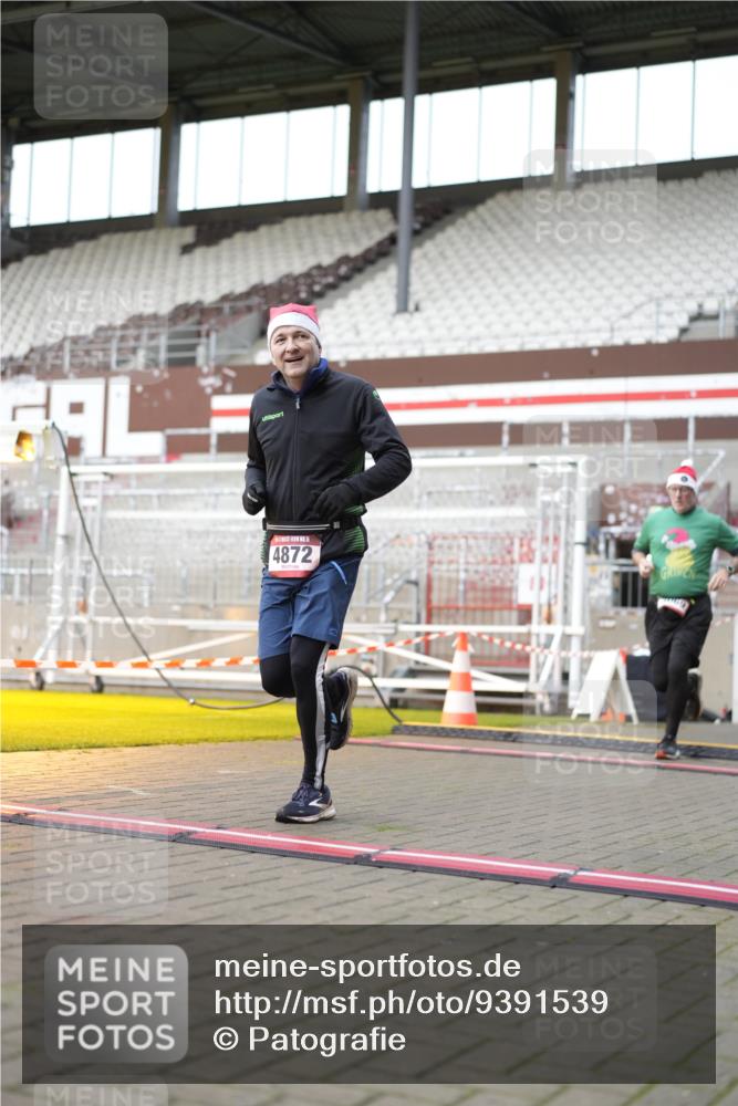 07.12.2025 - St. Pauli X-Mass-Run No. 15 Patografie http://msf.ph/oto/9391539 07.12.2025 10:37:44 Ziel 3069, 4872 meine-sportfotos.de