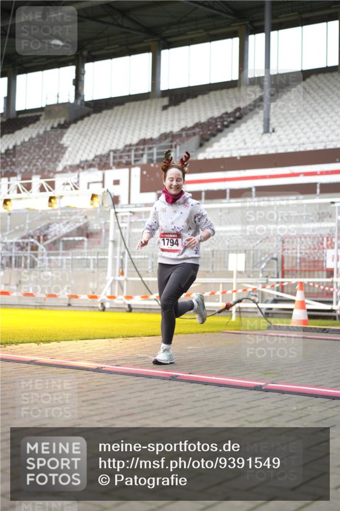 07.12.2025 - St. Pauli X-Mass-Run No. 15 Patografie http://msf.ph/oto/9391549 07.12.2025 10:38:08 Ziel 70, 1794 meine-sportfotos.de