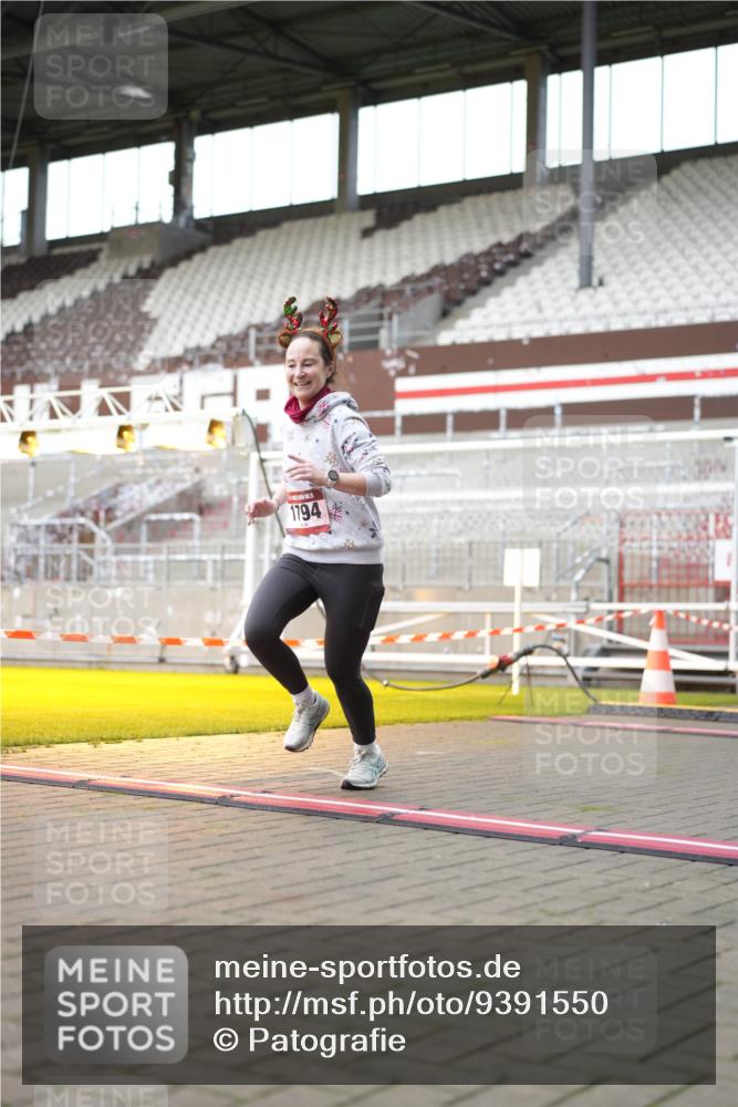 07.12.2025 - St. Pauli X-Mass-Run No. 15 Patografie http://msf.ph/oto/9391550 07.12.2025 10:38:08 Ziel 70, 1794 meine-sportfotos.de