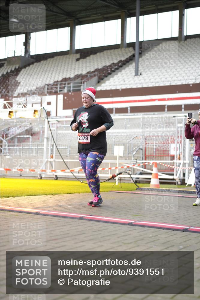 07.12.2025 - St. Pauli X-Mass-Run No. 15 Patografie http://msf.ph/oto/9391551 07.12.2025 10:38:27 Ziel 2078, 2085 meine-sportfotos.de