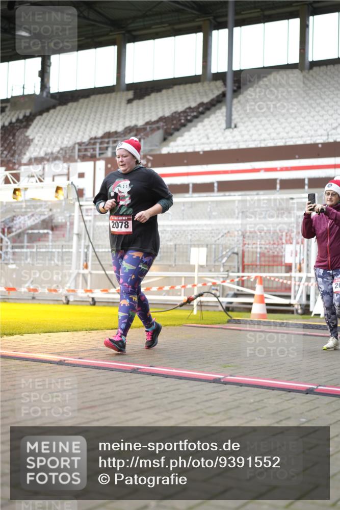 07.12.2025 - St. Pauli X-Mass-Run No. 15 Patografie http://msf.ph/oto/9391552 07.12.2025 10:38:27 Ziel 2078, 2085 meine-sportfotos.de