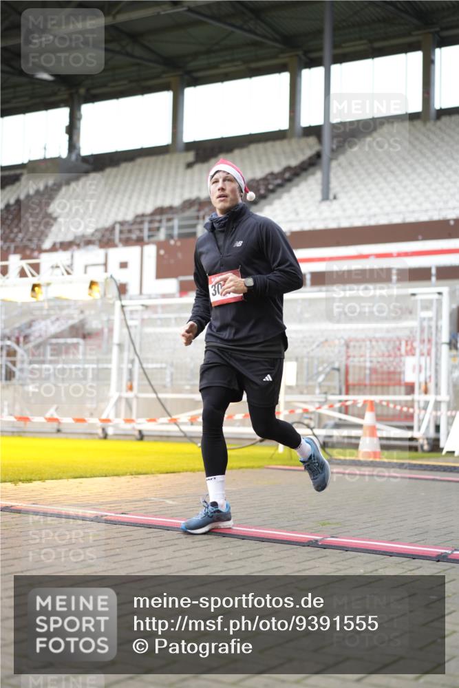 07.12.2025 - St. Pauli X-Mass-Run No. 15 Patografie http://msf.ph/oto/9391555 07.12.2025 10:38:36 Ziel 2078, 2085, 3058, 3061 meine-sportfotos.de
