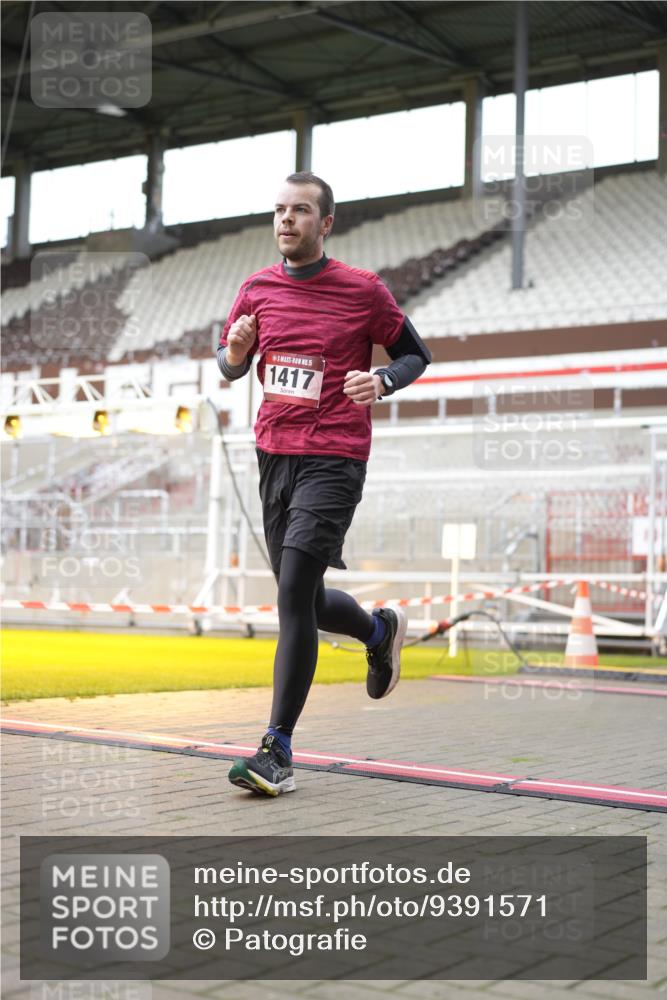 07.12.2025 - St. Pauli X-Mass-Run No. 15 Patografie http://msf.ph/oto/9391571 07.12.2025 10:39:00 Ziel 1417, 2827, 2828 meine-sportfotos.de