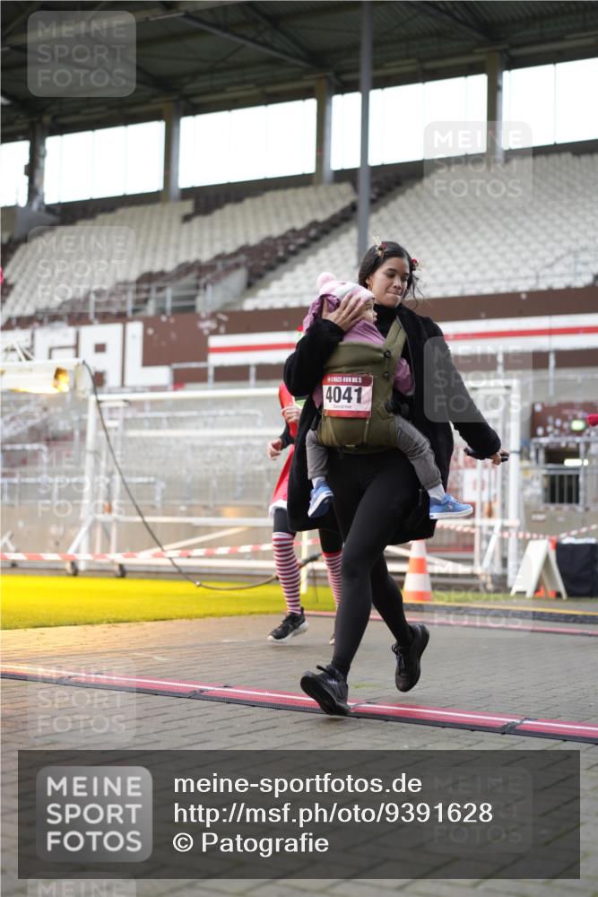 07.12.2025 - St. Pauli X-Mass-Run No. 15 Patografie http://msf.ph/oto/9391628 07.12.2025 10:40:30 Ziel 284, 406, 731, 735, 1457, 2169, 2594, 2916, 3244, 3407, 3408, 4041, 4304 meine-sportfotos.de