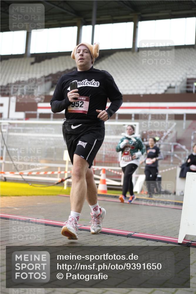 07.12.2025 - St. Pauli X-Mass-Run No. 15 Patografie http://msf.ph/oto/9391650 07.12.2025 10:40:55 Ziel 288, 449, 545, 952, 3264, 3265, 3951, 4773, 4856, 4871 meine-sportfotos.de