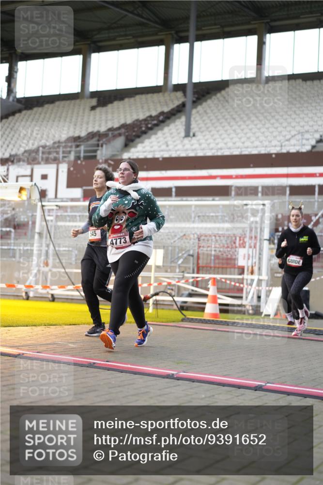 07.12.2025 - St. Pauli X-Mass-Run No. 15 Patografie http://msf.ph/oto/9391652 07.12.2025 10:40:57 Ziel 288, 449, 545, 952, 3264, 3265, 3951, 4773, 4856, 4871 meine-sportfotos.de