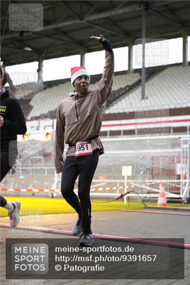 07.12.2025 - St. Pauli X-Mass-Run No. 15 Patografie http://msf.ph/oto/9391657 07.12.2025 10:40:59 Ziel 288, 449, 545, 952, 1153, 3264, 3265, 3951, 4617, 4773, 4871 meine-sportfotos.de