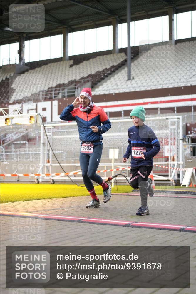 07.12.2025 - St. Pauli X-Mass-Run No. 15 Patografie http://msf.ph/oto/9391678 07.12.2025 10:41:24 Ziel 259, 1275, 2330, 2331, 2507, 3392 meine-sportfotos.de