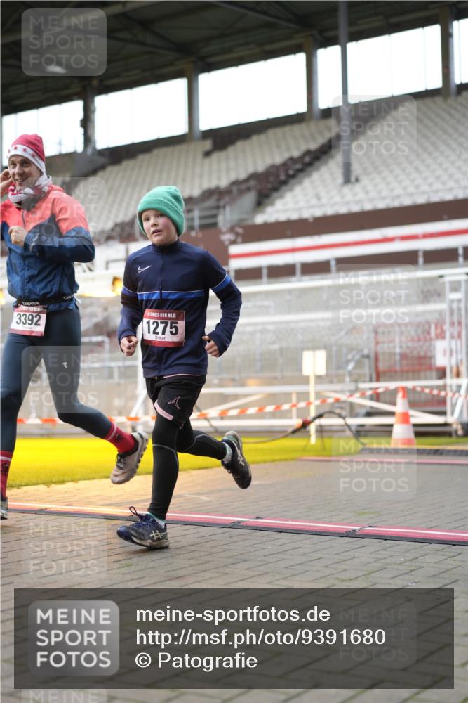07.12.2025 - St. Pauli X-Mass-Run No. 15 Patografie http://msf.ph/oto/9391680 07.12.2025 10:41:25 Ziel 259, 1275, 2330, 2331, 2507, 3392 meine-sportfotos.de