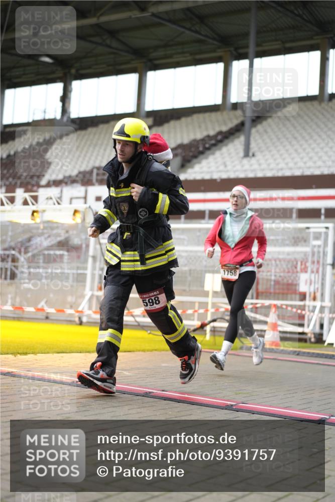 07.12.2025 - St. Pauli X-Mass-Run No. 15 Patografie http://msf.ph/oto/9391757 07.12.2025 10:42:40 Ziel 519, 598, 604, 625, 1358, 1434, 1758, 2012, 2061, 2155, 2621, 2622, 4394, 4594, 4857 meine-sportfotos.de