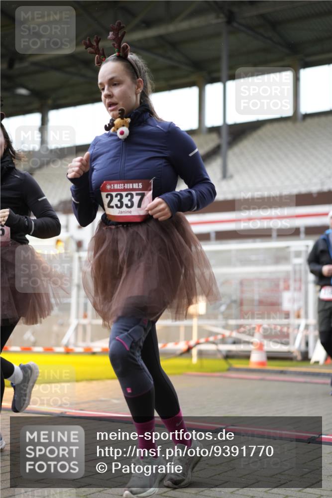 07.12.2025 - St. Pauli X-Mass-Run No. 15 Patografie http://msf.ph/oto/9391770 07.12.2025 10:42:54 Ziel 296, 598, 604, 1758, 2336, 2337, 2802, 2901, 3381, 4161, 4621, 4857 meine-sportfotos.de