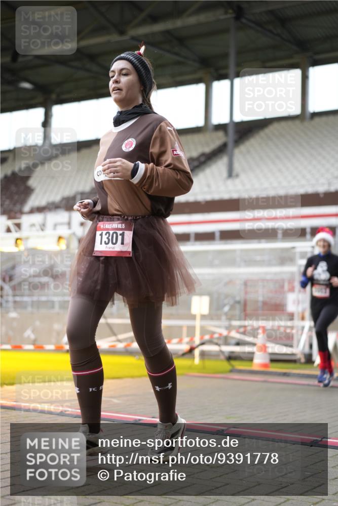 07.12.2025 - St. Pauli X-Mass-Run No. 15 Patografie http://msf.ph/oto/9391778 07.12.2025 10:43:03 Ziel 296, 1301, 1814, 1936, 2052, 2053, 2336, 2337, 2761, 2762, 2802, 2901, 3381, 4161, 4621 meine-sportfotos.de