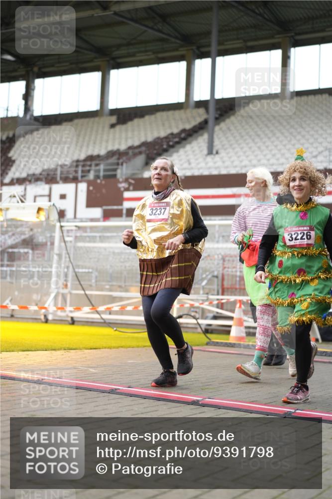 07.12.2025 - St. Pauli X-Mass-Run No. 15 Patografie http://msf.ph/oto/9391798 07.12.2025 10:43:24 Ziel 559, 1053, 1616, 2459, 2487, 2647, 2724, 2726, 3022, 3038, 3226, 3237, 4104 meine-sportfotos.de