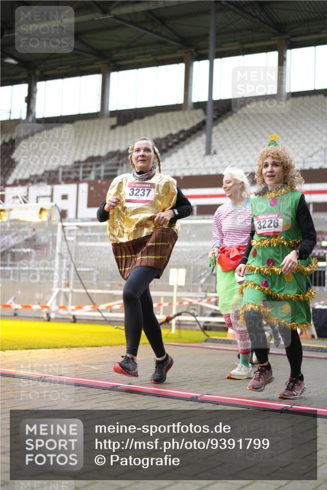 07.12.2025 - St. Pauli X-Mass-Run No. 15 Patografie http://msf.ph/oto/9391799 07.12.2025 10:43:25 Ziel 74, 559, 1053, 1616, 2459, 2487, 2647, 2726, 3022, 3038, 3226, 3237, 4104 meine-sportfotos.de