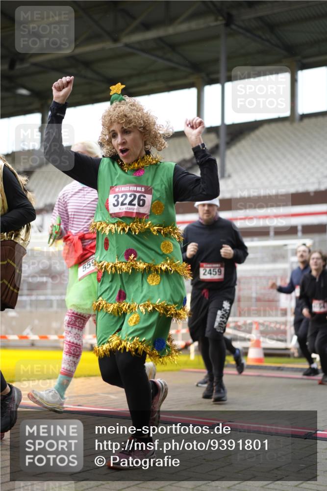 07.12.2025 - St. Pauli X-Mass-Run No. 15 Patografie http://msf.ph/oto/9391801 07.12.2025 10:43:25 Ziel 74, 559, 1053, 1616, 2459, 2487, 2647, 2726, 3022, 3038, 3226, 3237, 4104 meine-sportfotos.de